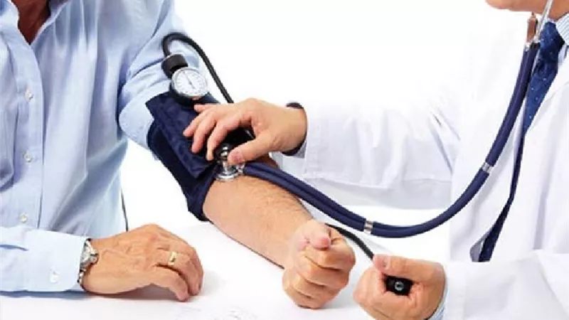 هل ينتقض وضوء الطبيب اذا لمس عورة المريض؟