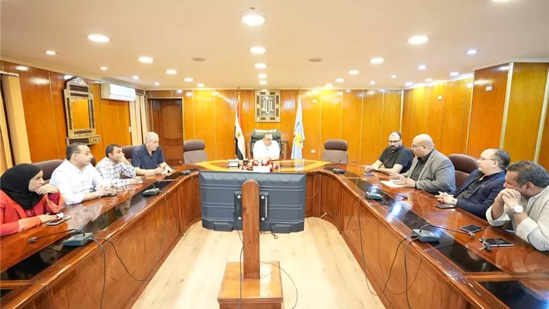محافظ أسيوط يناقش تطوير الخدمات مع أصحاب شركات السياحة