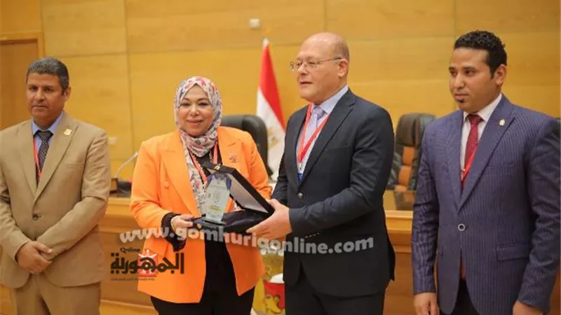 رئيس جامعة سوهاج يكرم الدكتورة منى يحيي مستشار التربية الرياضية