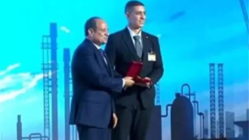 السيسي يكرم عددا من النماذج الناجحة في قطاعات العمل