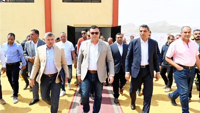 وزير الإسكان يتابع أعمال البنية التحتية في السويس .. صور