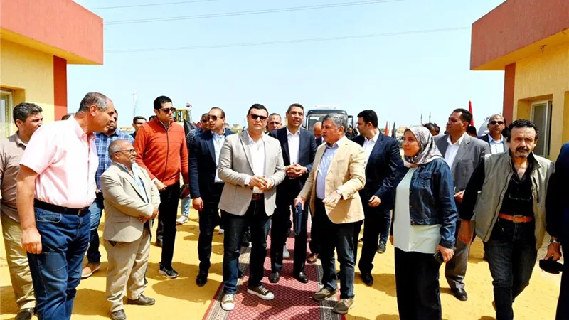 وزير الإسكان يشدد على سرعة تنفيذ خطوط مياه السويس