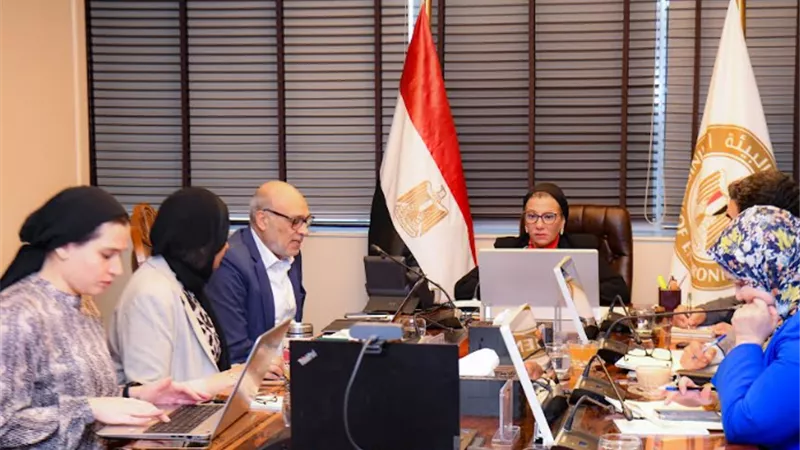 وزيرة البيئة تتابع آلية تنفيذ برنامج المنح الصغيرة
