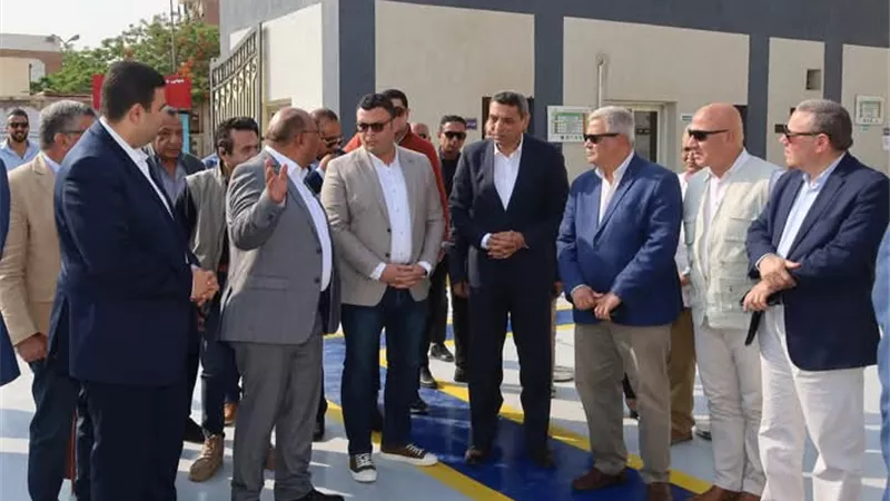 وزير الإسكان ومحافظ السويس يتفقدان محطتي زرب 1 و2 بحي السويس