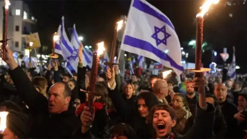 مظاهرات حاشدة في إسرائيل وتحذيرات بشأن تهديد حياة الأسرى بتوسيع الحرب
