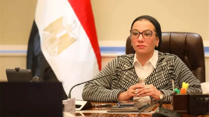 وزيرة البيئة توجه باتخاذ الإجراءات العاجلة لاحتواء تلوث بترولي