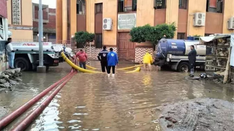 رئيس مياه دمياط يعلن سحب تراكمات الأمطار بالوسطاني
