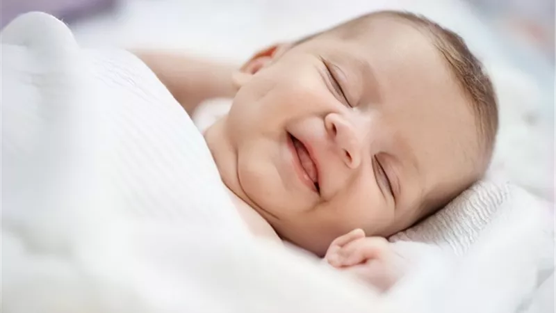 لماذا يضحك الأطفال أثناء نومهم؟