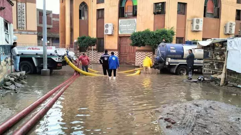 رفع تراكمات مياه الأمطار بمدينة الروضة بدمياط
