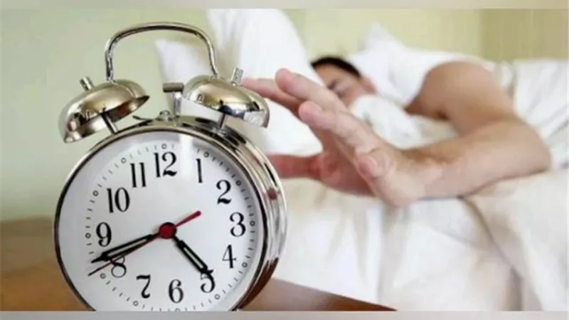 حكم من سمع أذان الفجر ولم يصل ونام؟.. أمينة الفتوى تجيب