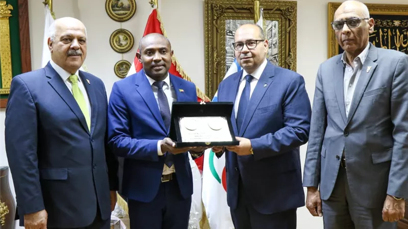 ياسر إدريس يستقبل وزير الخارجية بجزر القمر لبحث سبل التعاون