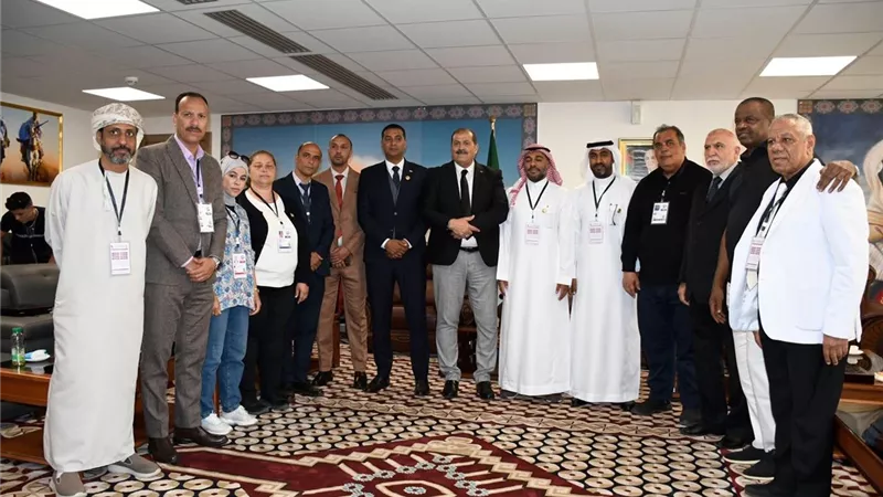 اللجنة المنظمة للبطولة العربية بالجزائر تكرم الوفود المشاركة