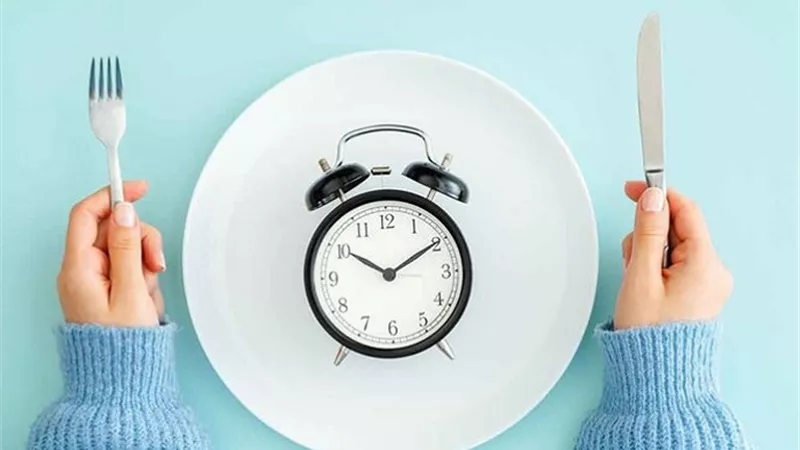دراسة تكشف عن تأثير مدهش للصيام المتقطع على الدماغ والأمعاء