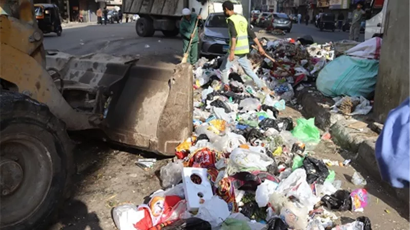 رفع ٢٠٠ طن مخلفات بمنطقة القومية بالوراق وإمبابة