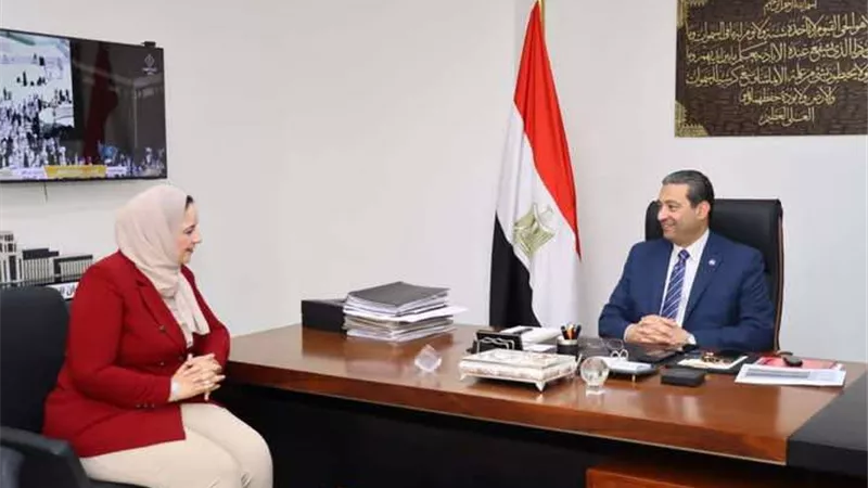 محافظ دمياط يهنئ مدير التأمين الصحي بتوليها عملها الجديد