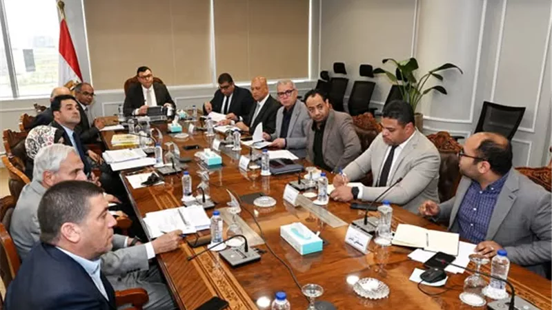 وزير الإسكان يتابع تنفيذ المرحلة الثانية لمحطة مياه بمدينة ٦ أكتوبر