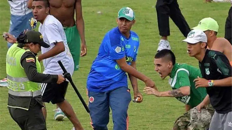 الاعتداء على مدرب.. اقتحام ملعب يُنهي مباراة بالدوري الكولومبي