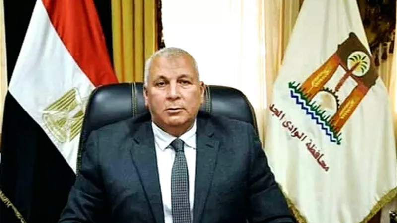 محافظ الوادي الجديد يصدرحركة تنقلات لرؤساء وحدات قري مركز الداخلة