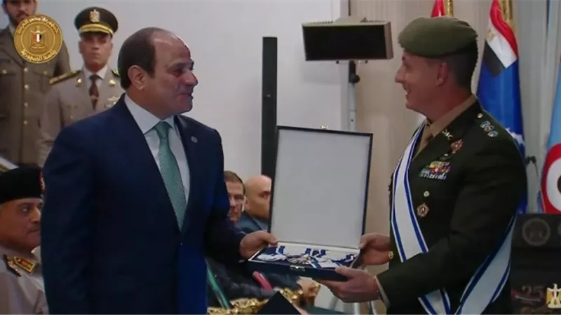 رئيس المجلس الدولي للرياضة العسكرية يمنح الرئيس السيسي وشاح المجلس