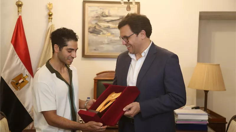 وزير الثقافة يكرم النجم العالمي مينا مسعود ويعلنه ممثلاً للثقافة