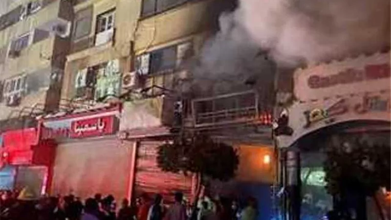 ماس كهربائي وراء تفحم محتويات محل نجف بمصر الجديدة