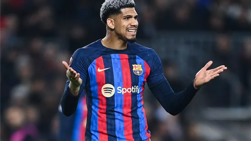 مانشستر يونايتد يستهدف التعاقد مع أراوخو من برشلونة فى الصيف