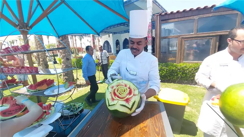 مهرجان البطيخ يجذب والمصريين بفنادق الغردقة