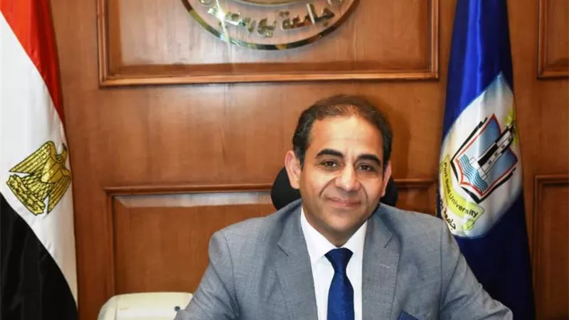 رئيس جامعة بورسعيد يهنئ الطلاب الفائزين فى 