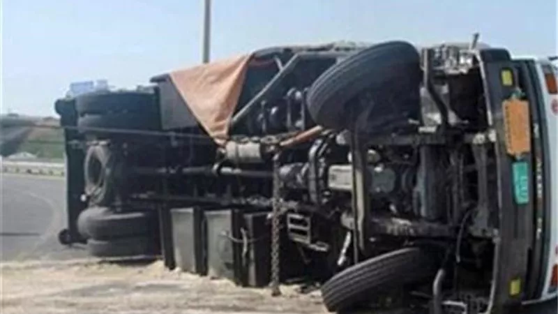 إنقلاب سيارة نقل ثقيل بطريق مصر اسكندرية الزراعى اتجاه بنها