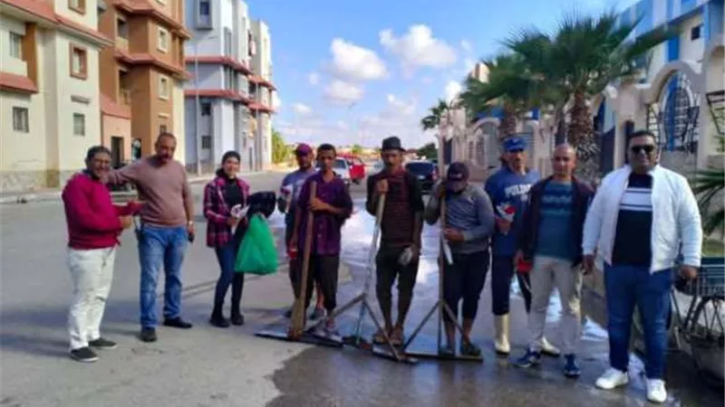 محافظة دمياط تنشر البهجة بين العمال وتُهديهم باقات ورد وهدايا