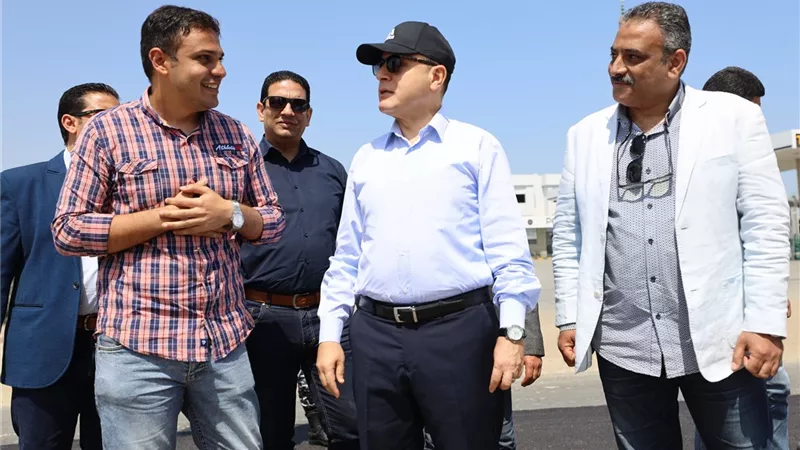 عبد المعطى يتفقد أعمال الرصف برافد الطريق الدولي