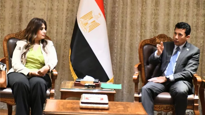 صبحى يبحث تعزيز الممارسات الخضراء في المنشآت الشبابية والرياضية