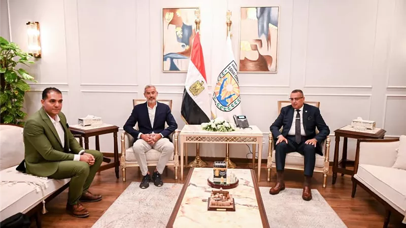 مبارك :يبحث مع احد المستثمرين الايطاليين عدد من المشروعات البيئية