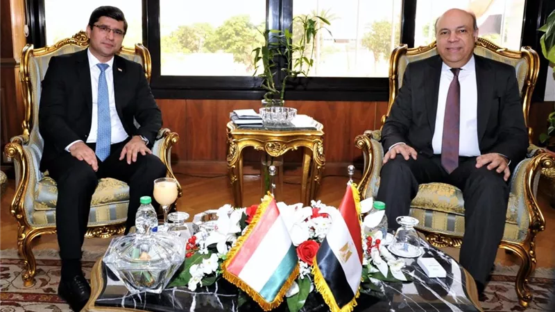 وزير الطيران المدني يبحث مع سفيرطاجيكستان فرص التوسع في الربط جوى