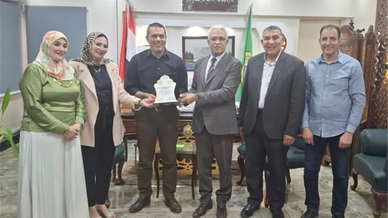 مدير تعليم الإسماعيلية يكرم المشاركين في معرض الأنشطة التربوية