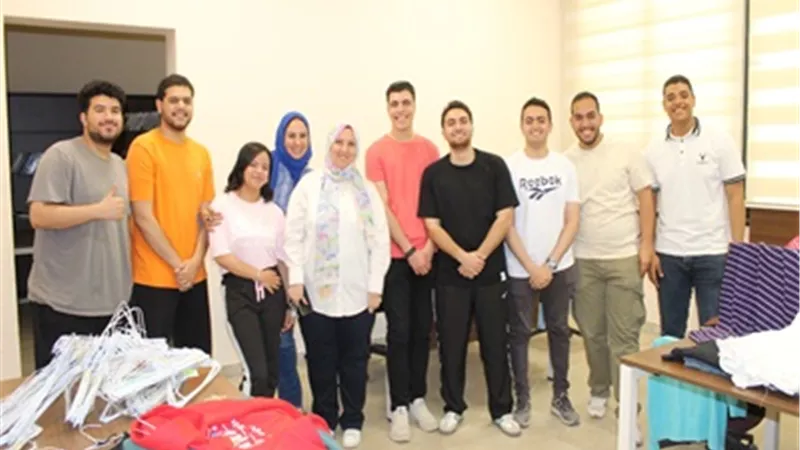 معرض خيرى للملابس بكلية الإعلام بجامعة عين شمس