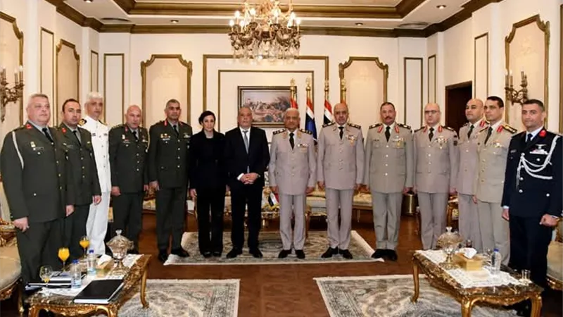 الفريق أول عبدالمجيد صقر يلتقى وزير الدفاع القبرصى