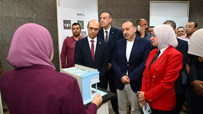 المنشاوي و أبو النصر يفتتحان المعرض الفني لطلاب كلية التربية