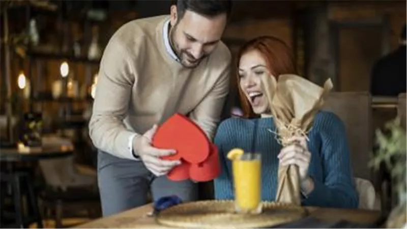 لماذا الرجال أسرع إلى الحب.. والنساء أكثر تعلقا؟ دراسة تجيب