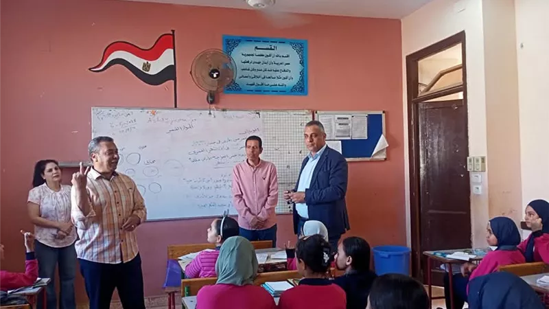 مدير تعليم العبور يطالب بتنفيذ برامج للاهتمام بالطلاب الضعاف