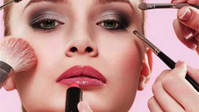 7 أسرار لتثبيت مكياج السهرة لساعات طويلة