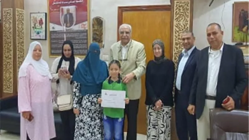 مدير تعليم القليوبية يكرم الطالبة تسنيم بمدرسة أحمد زويل ببنها