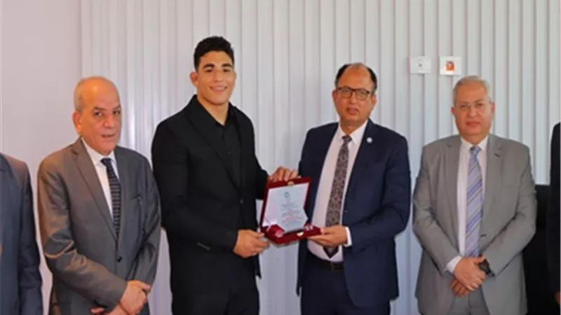 رئيس جامعة حلوان يكرم عبد الرحمن بطل إفريقيا في المصارعة الحرة