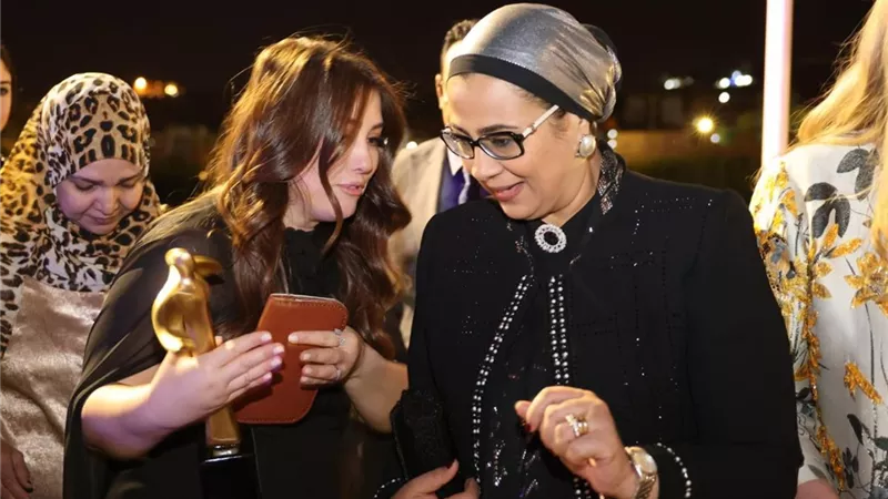 أنامل أسوانية تبدع.. معرض المصرية يلفت أنظار ضيوف مهرجان أفلام المرأة