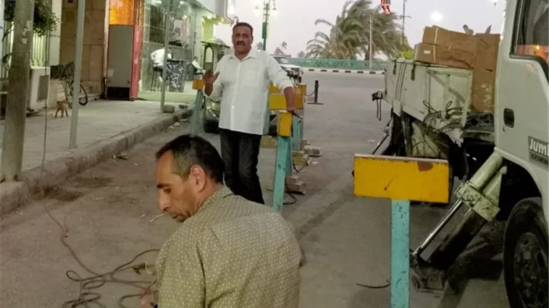 أسيوط.. صيانة وتركيب كشافات جديدة بشارع الهلالي في حي شرق