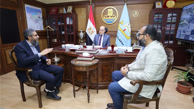 عبد المعطى يناقش جهود حماية سواحل كفر الشيخ