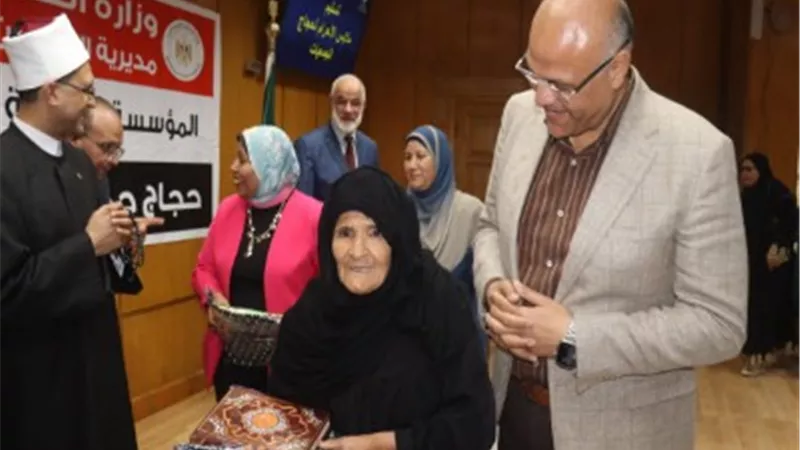 محافظ القليوبية يوزع ملابس الإحرام على ٤٩٥ حاجا لعام ١٤٤٦هـ
