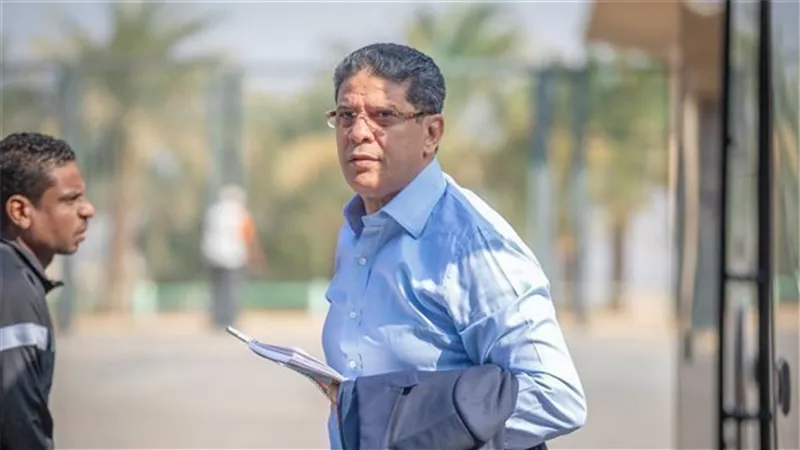 أيمن الرمادي يجتمع مع جهازه المعاون قبل انطلاق مران الزمالك