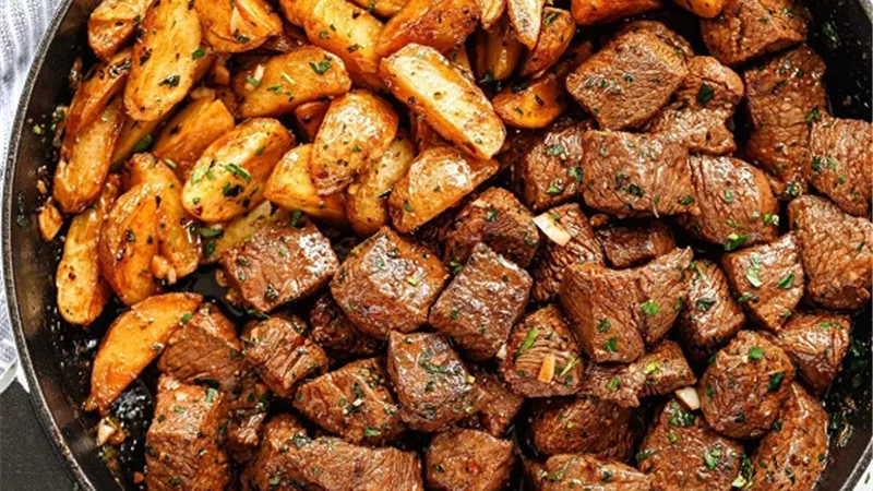 مكعبات البطاطس باللحم والمشروم .. غداء متكامل بطعم لذيذ