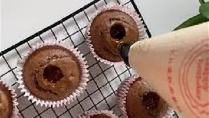 كب كيك الشيكولاتة المحشي بالكراميل .. متعة غنية في كل قضمة